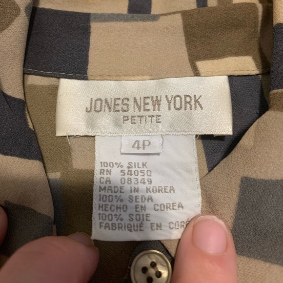 Vintage 1980s Jones New York 4P 100% Silk Blouse Geometric Button Up Shirt - Picture 4 of 5